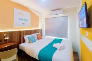 Postel nebo postele na pokoji v ubytování SANS FYBED Hotel Semarang