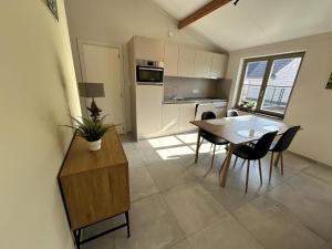 Una cocina y un comedor con mesa y sillas. en Westhinder II H18, en Koksijde