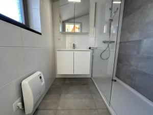 un baño con ducha y lavabo en Westhinder II H18, en Koksijde 15 fotos más