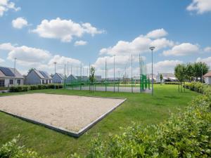 una cancha de voleibol de playa en un parque en Westhinder II H52, en Koksijde
