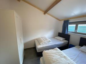 Una pequeña habitación con dos camas y una ventana. en Westhinder II H52, en Koksijde