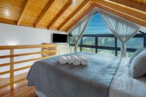 a bedroom with a bed with two pairs of slippers at Refugio Da Xamusca in São Vicente