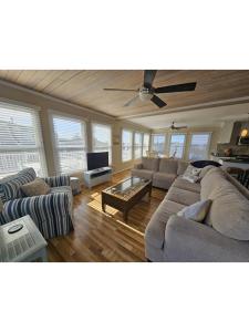 Khu vực ghế ngồi tại Oceanfront Beach Badgesequipment Wifi Decks Hot Tub Outdoor Shower