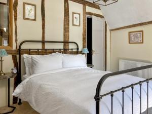 カンタベリーにあるThe Friars Apartment, Eastbridge Hospitalの白いシーツが敷かれた大きなベッドのある寝室