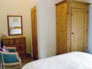 Ένα ή περισσότερα κρεβάτια σε δωμάτιο στο Ostlers Cottage