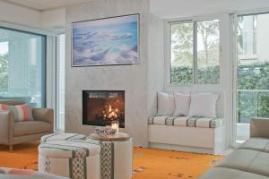 Wake to the Oceans Embrace Newport Waterfront Luxe休息區