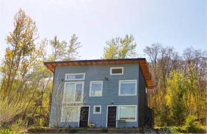 une maison grise avec un toit orange dans l'établissement La Casa de los Cuadros, à Lago Puelo