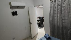 a hallway with a door to a room with a heater at 03 Aires Acondicionados in Cúcuta
