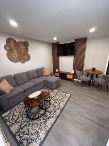 Cozy apartment with private entrance في سنترال آيسلب: غرفة معيشة مع أريكة وطاولة