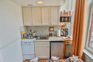 Η κουζίνα ή μικρή κουζίνα στο Riverwalk Gem-Stylish Downtown Escape with Views