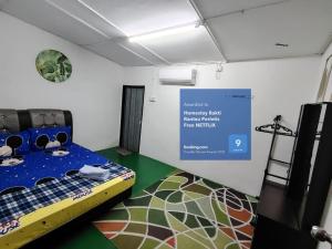 Postel nebo postele na pokoji v ubytování Homestay Bakti