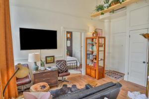 Μια τηλεόραση ή/και κέντρο ψυχαγωγίας στο Riverwalk Gem-Stylish Downtown Escape with Views