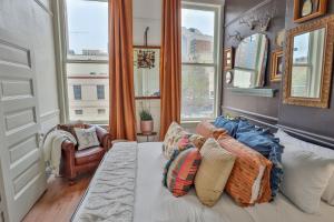 Χώρος καθιστικού στο Riverwalk Gem-Stylish Downtown Escape with Views