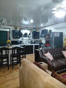Una sala de estar con un sofá y una cocina. en Casa Sunflower, en Puerto Jiménez 15 fotos más