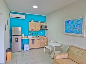 Cuisine ou kitchenette dans l'établissement Ocean Breeze