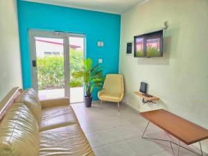 Télévision ou salle de divertissement dans l'établissement Ocean Breeze