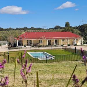 坎永莱格Canyonleigh Retreat的院子里有游泳池的房子