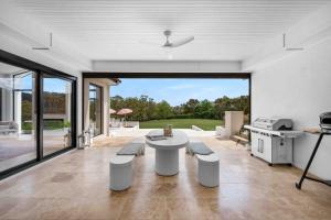 un grand salon avec une table et des chaises dans l'établissement Burrugin Lodge, à Beaumont