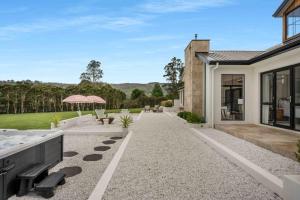 une arrière-cour d'une maison avec une terrasse dans l'établissement Burrugin Lodge, à Beaumont