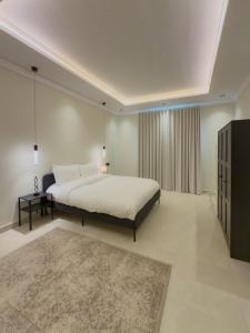 a bedroom with a large bed and a dresser at Spacious apartment next to the financial towers B10 in Quai