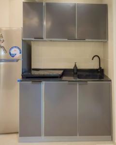 a kitchen with a sink and a refrigerator at Spacious apartment next to the financial towers B10 in Quai