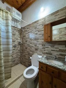 ein Badezimmer mit Toilette und Waschbecken in der Unterkunft Las chochitas 6p in Punta Del Diablo