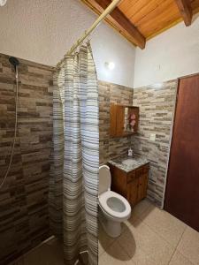 ein Badezimmer mit Toilette und Dusche in der Unterkunft Las chochitas 6p in Punta Del Diablo + 9 Fotos