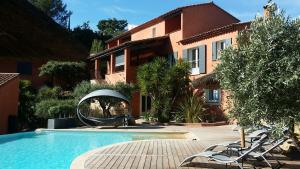 Bazén v ubytování La Maison Du Castellet nebo v jeho okolí
