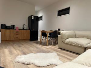 a living room with a couch and a table at Loft Boutique Independiente Cochrane in Cochrane