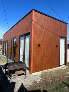a red brick building with a bench in front of it at Apartamento nuevo en Cochrane in Cochrane