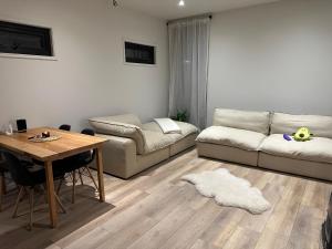 a living room with a couch and a table at Apartamento nuevo en Cochrane in Cochrane
