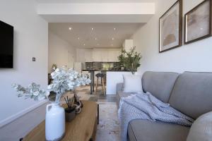 a living room with a couch and a table at Designer 1BR I Work-From-Home Ready I Fast Wi-Fi in Slades Green