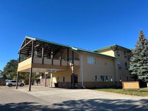 NipawinNorthern Greens Resort and Conference Centre的一侧带阳台的建筑