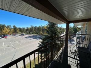 NipawinNorthern Greens Resort and Conference Centre的可以看到停车场的阳台