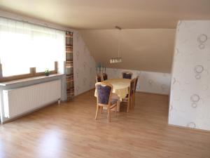 uma sala de jantar com mesa e cadeiras em Ahornweg Ferienwohnung em Gebsattel