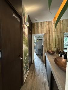 ein Badezimmer mit Holzwänden und einem Waschbecken in der Unterkunft La Selva Hostel in Mexiko-Stadt + 45 Fotos