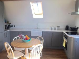 uma cozinha com uma mesa com uma tigela em The Barn - Nr Bromyard em Bromyard