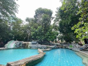 Bazén v ubytování Saksaitarn Resort nebo v jeho okolí