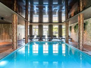 Bazén v ubytování Mercure Han-sur-Lesse nebo v jeho okolí