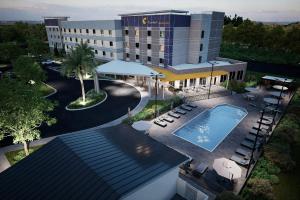 Бассейн в Comfort Inn & Suites Orlando Sanford Airport или поблизости