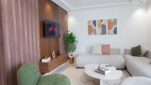 una sala de estar con un sofá y una mesa en City Chic stade&centre Princesse, en Casablanca