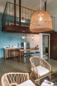 卡塔赫纳Soy Local Centro Histórico的一间带厨房的客厅和一间阁楼