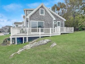 een huis met een veranda en een grote tuin bij Perkins Cove Gem in Ogunquit
