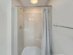een badkamer met een douche met een douchegordijn bij Perkins Cove Gem in Ogunquit +21 foto's