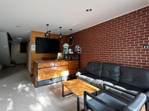 TV a/nebo společenská místnost v ubytování By the Beach Hostel