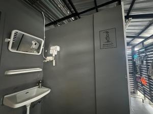 Koupelna v ubytování By the Beach Hostel + 10 fotografií