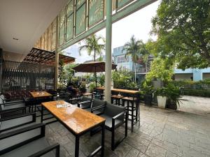 Restaurace v ubytování By the Beach Hostel