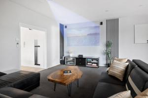 Χώρος καθιστικού στο Fuller Holidays - Penthouse on Marvel