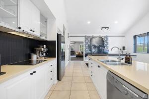 Η κουζίνα ή μικρή κουζίνα στο Fuller Holidays - Penthouse on Marvel