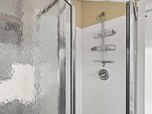 een douche in een badkamer met een glazen deur bij Sea Esta in Wells +28 foto's